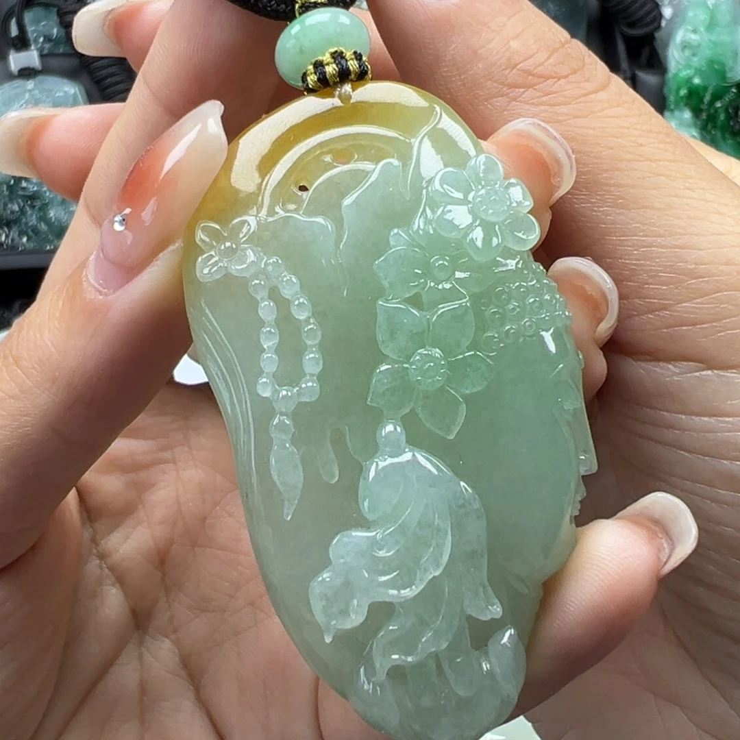 翡翠未镶嵌颈饰佛头