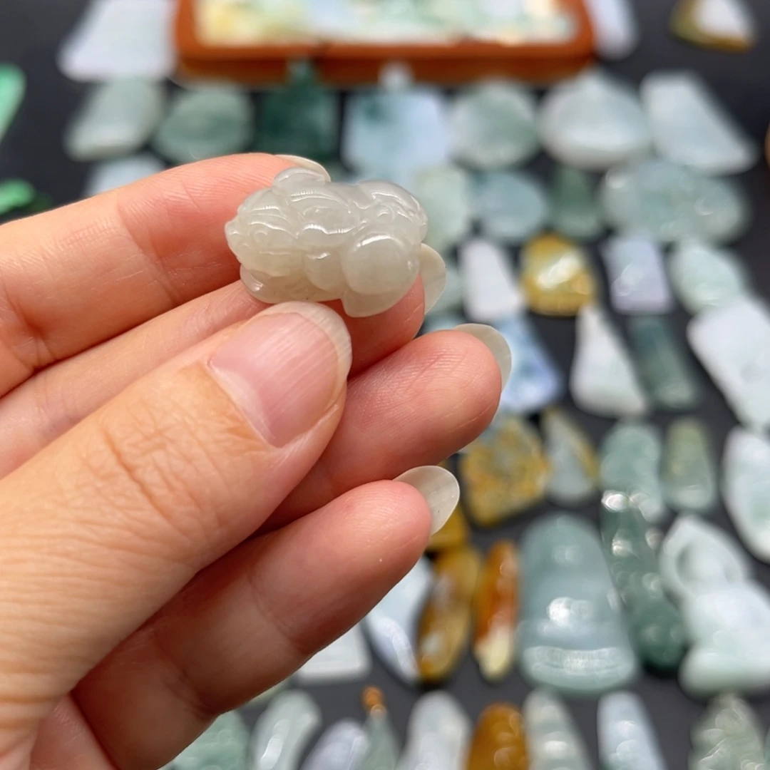 翡翠未镶嵌颈饰貔貅