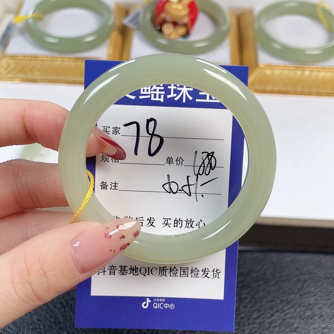 和田玉未镶嵌手镯