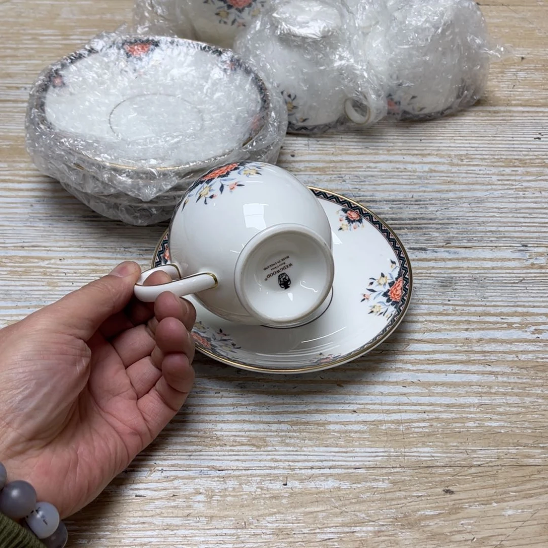 瓷片密密麻麻地排列着一