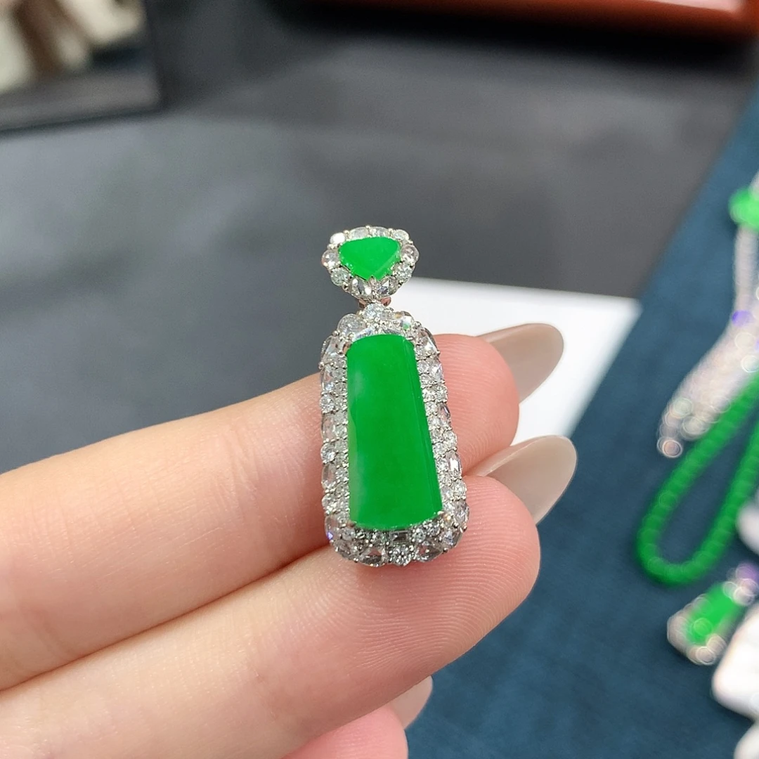 翡翠18K金镶嵌颈饰阳绿无事牌 48小时鉴赏期