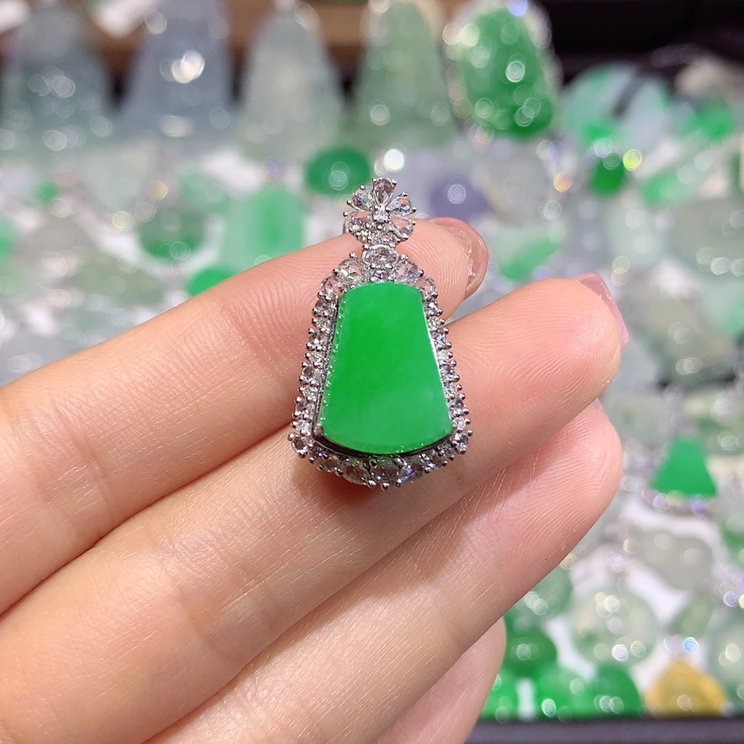 翡翠18K金镶嵌颈饰牌子