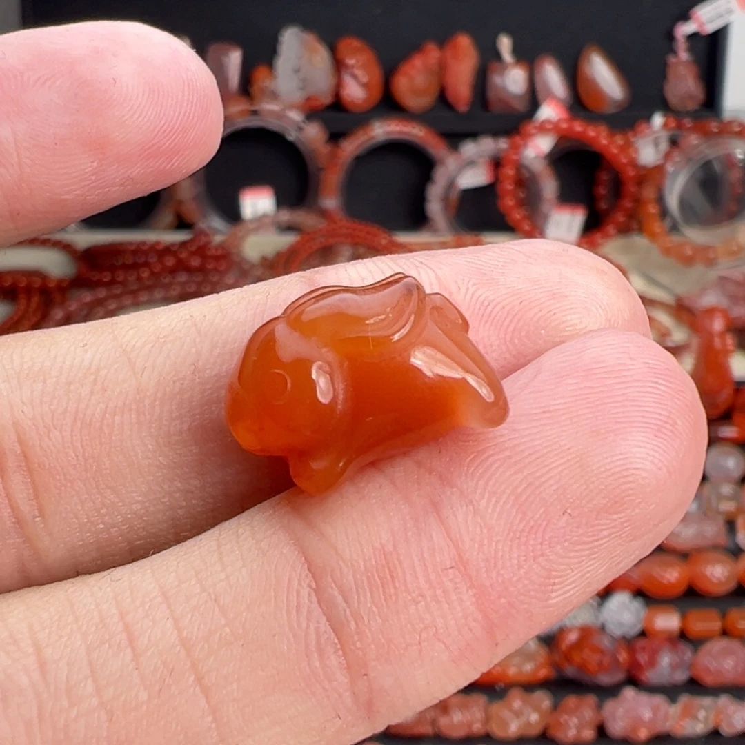 南红玛瑙未镶嵌颈饰趴趴兔