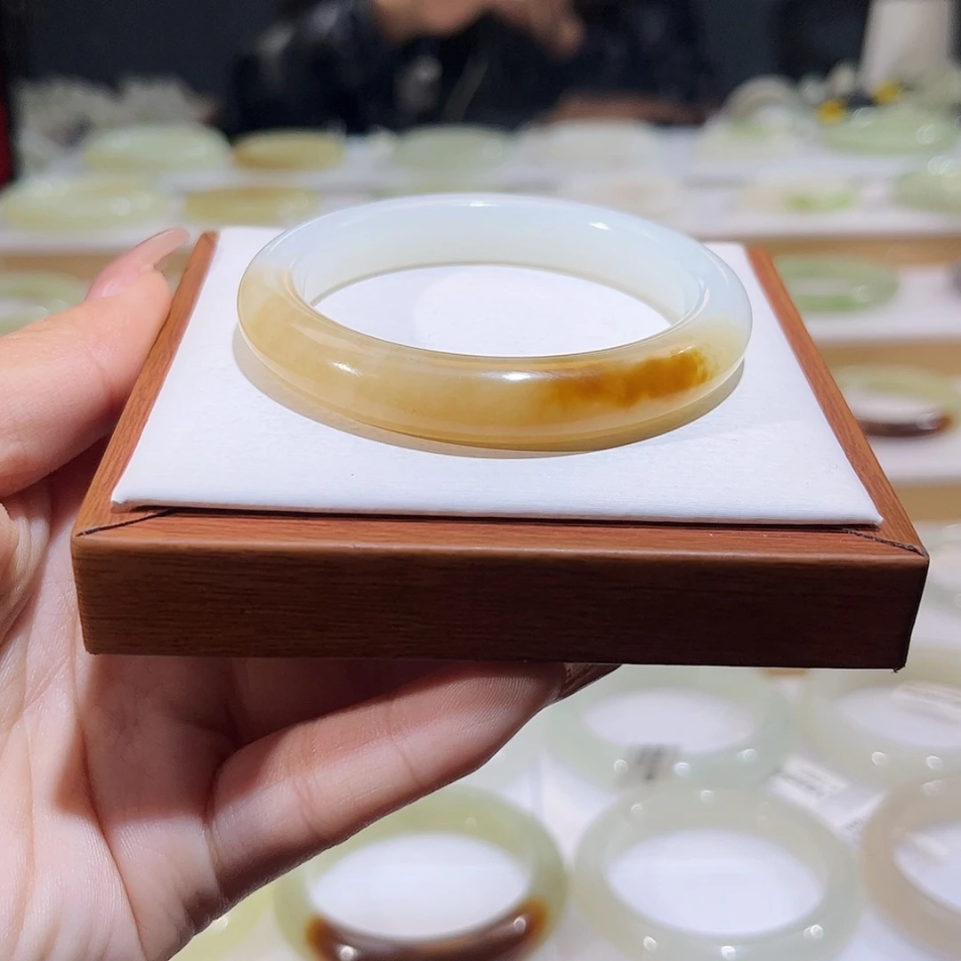 和田玉未镶嵌手镯糖白