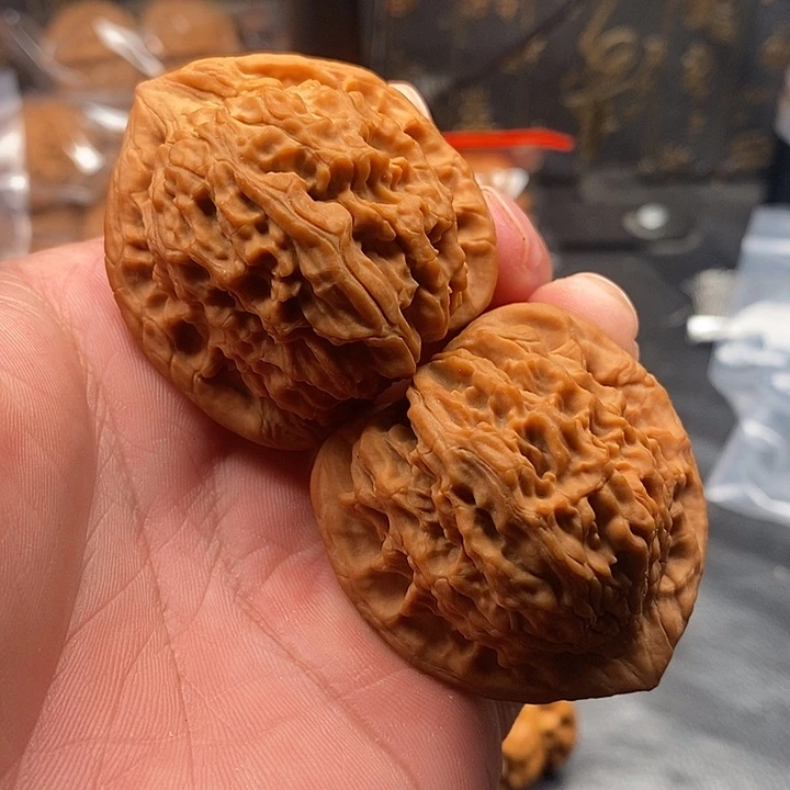 桃核吊坠红狮子头