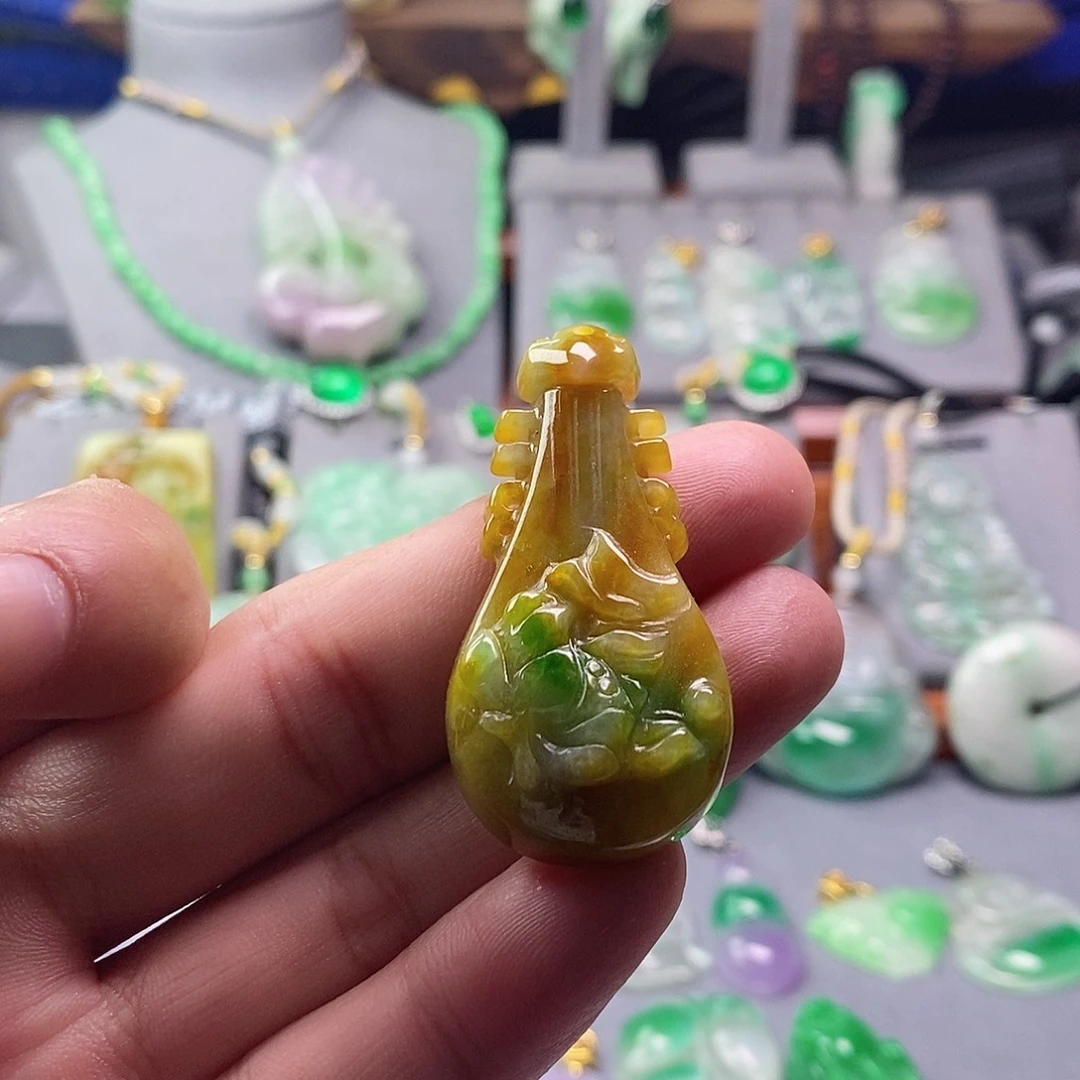 翡翠未镶嵌吊坠(赠链)