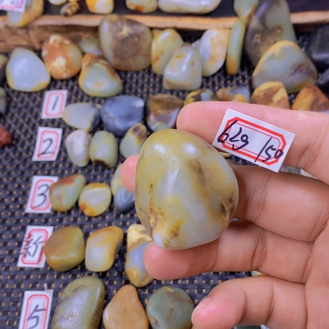 颈饰未镶嵌和田玉（糖玉）