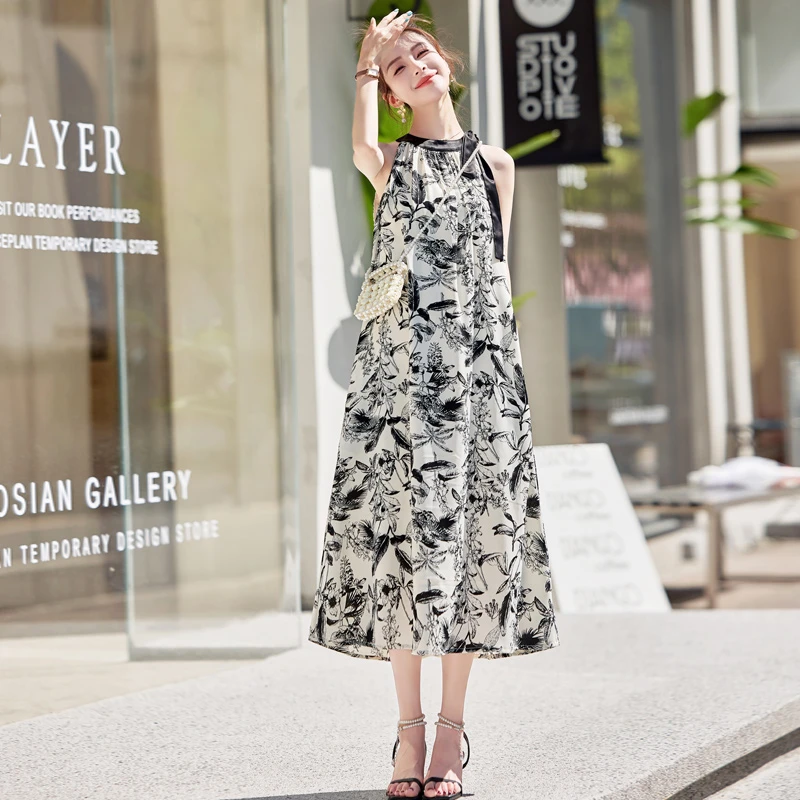 法式挂脖式印花连衣裙女装2024夏季新款梨形身材气质高级中长裙子