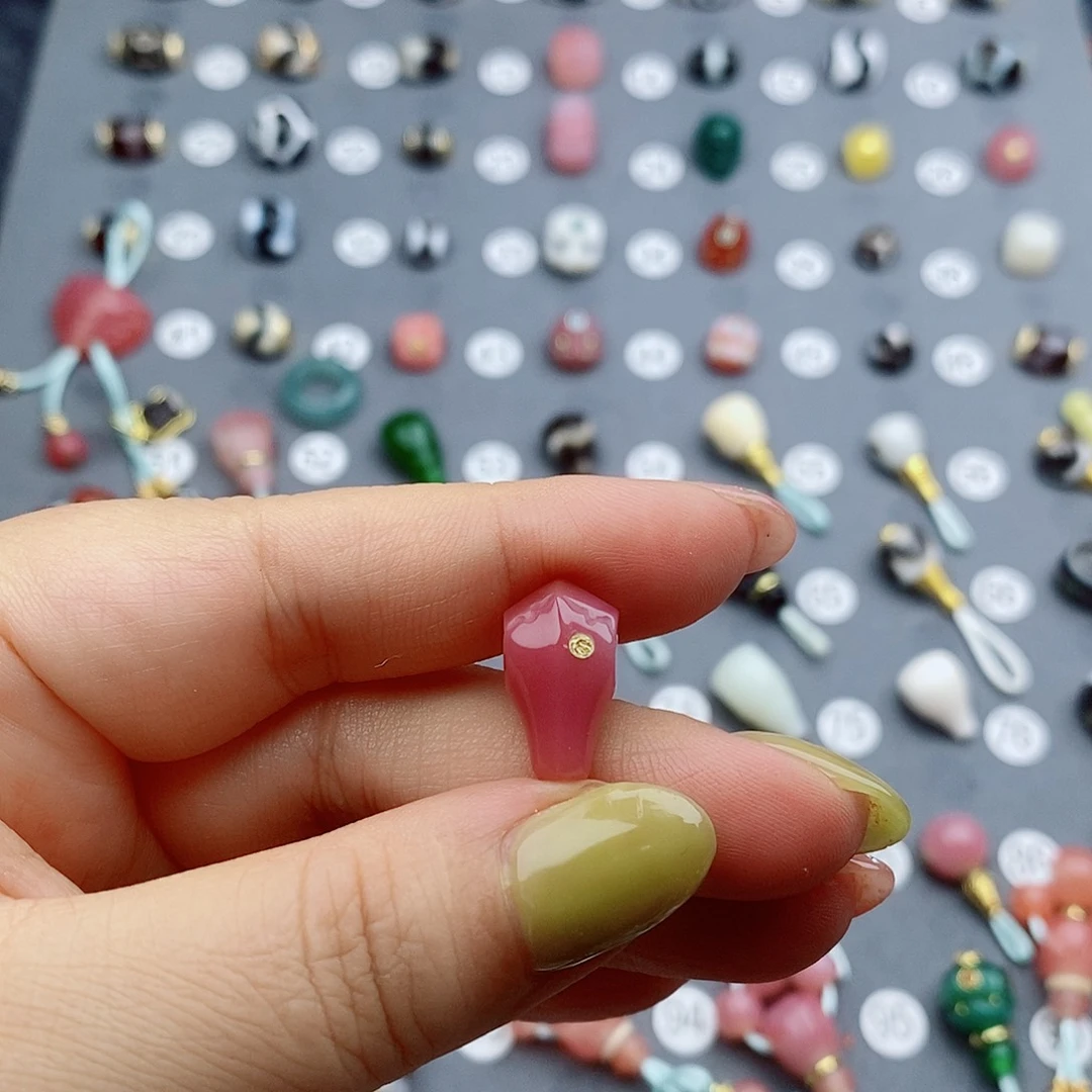 给***子玛瑙/玉髓饰品未镶嵌