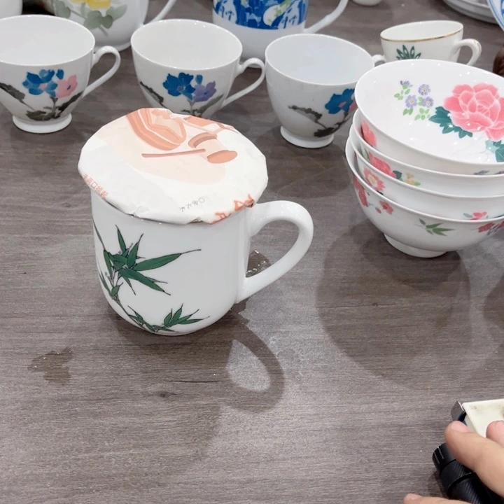 碟那**候釉下五彩的瓷器和瓷器