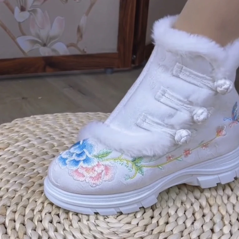 冬季新款汉服复古女百搭古装绣花内增高风民族风棉靴圆头中筒靴子