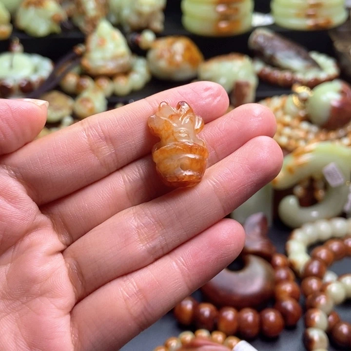 晓***波岫岩河磨玉（透闪石质玉）未镶嵌挂件