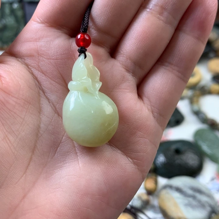 透闪石质玉未镶嵌颈饰