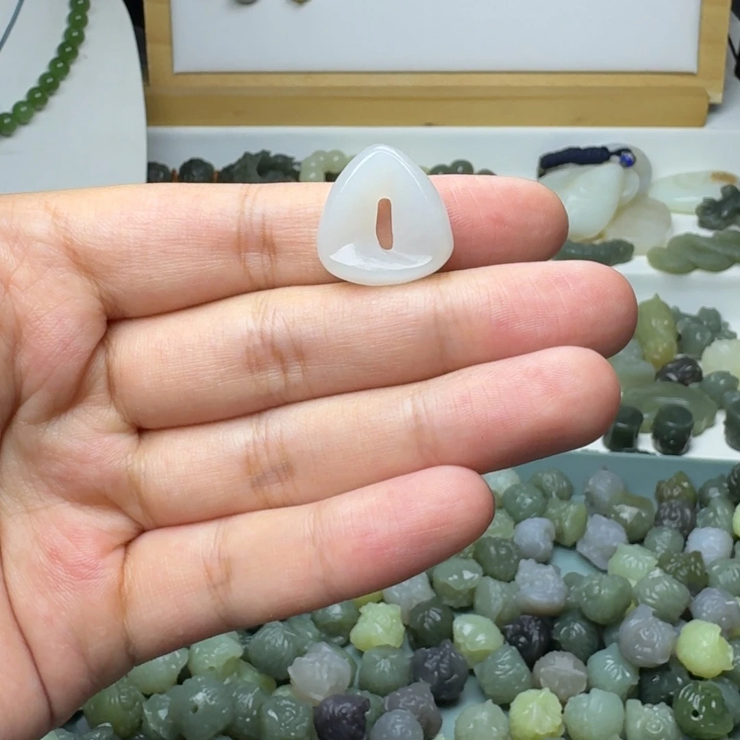 .***7和田玉未镶嵌珠宝半成品和田玉三角架