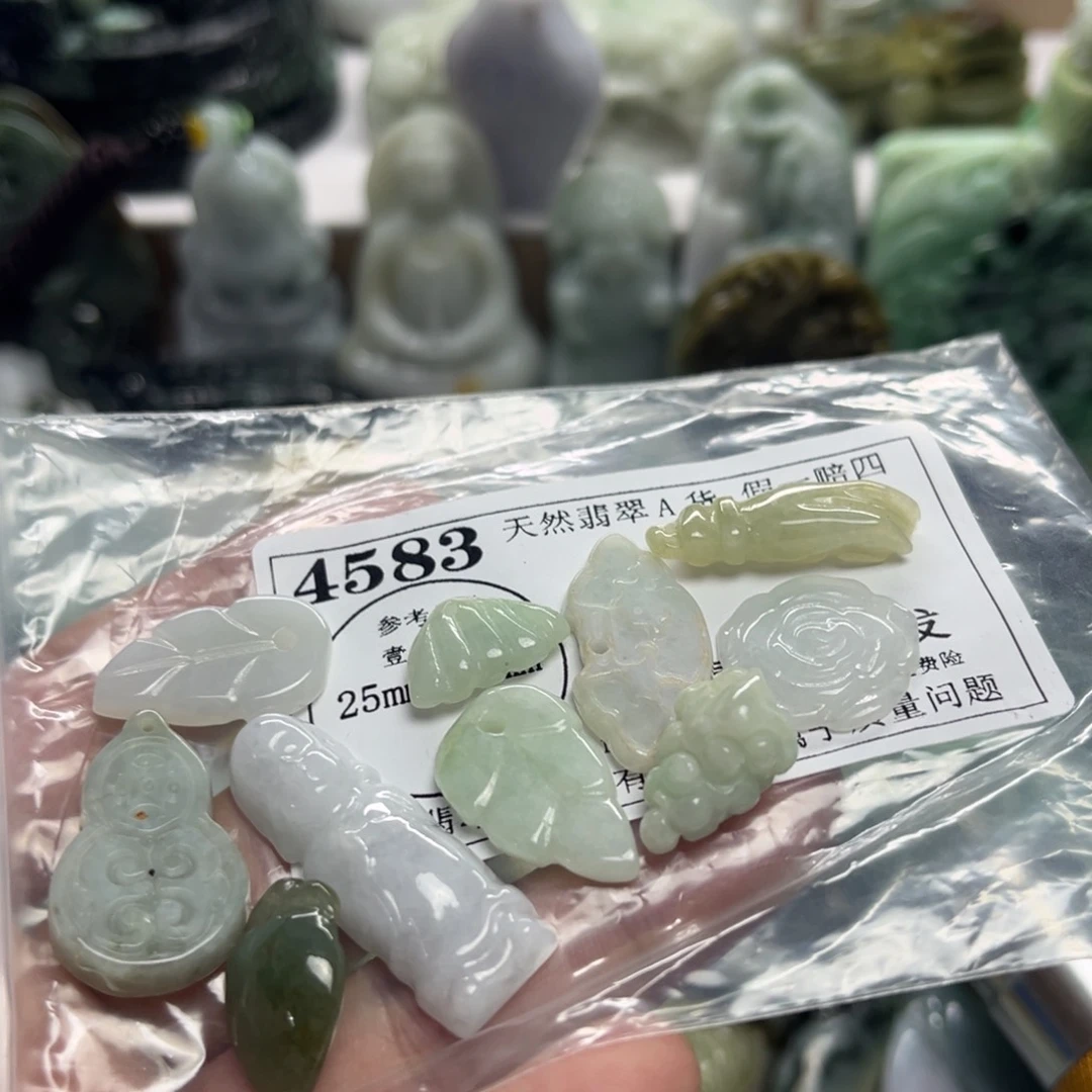翡翠未镶嵌颈饰4583