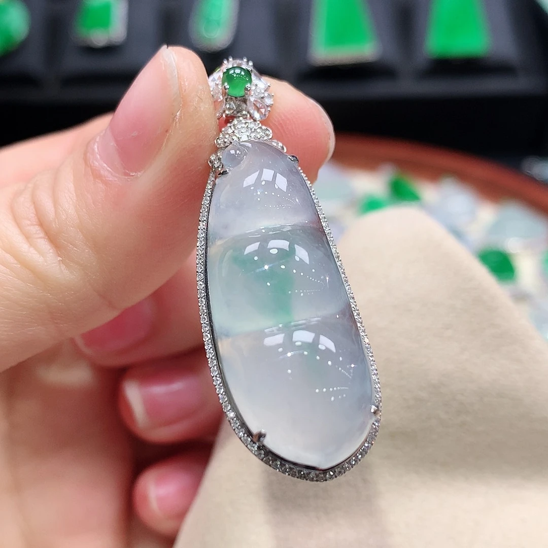 翡翠颈饰18K金镶嵌福豆