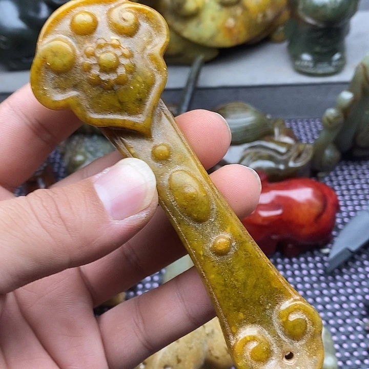 蛇纹石玉未镶嵌颈饰