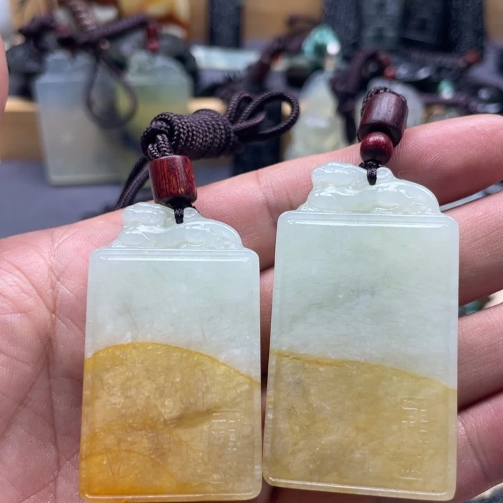 蛇纹石玉合金颈饰奥***光