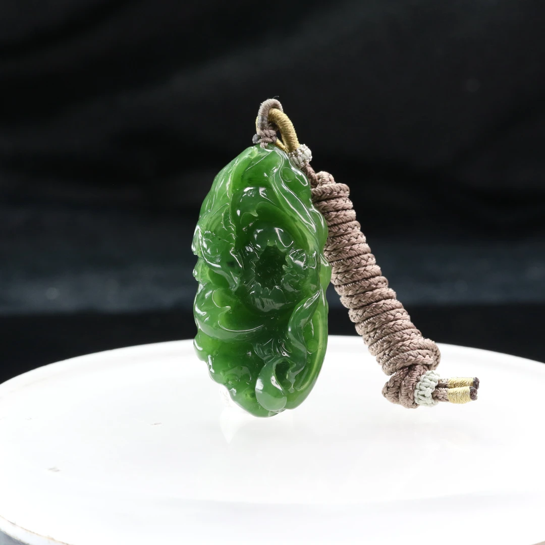 17和田玉俄七碧玉菠菜绿喜上眉梢吊坠/401916上海嘉禾拍卖