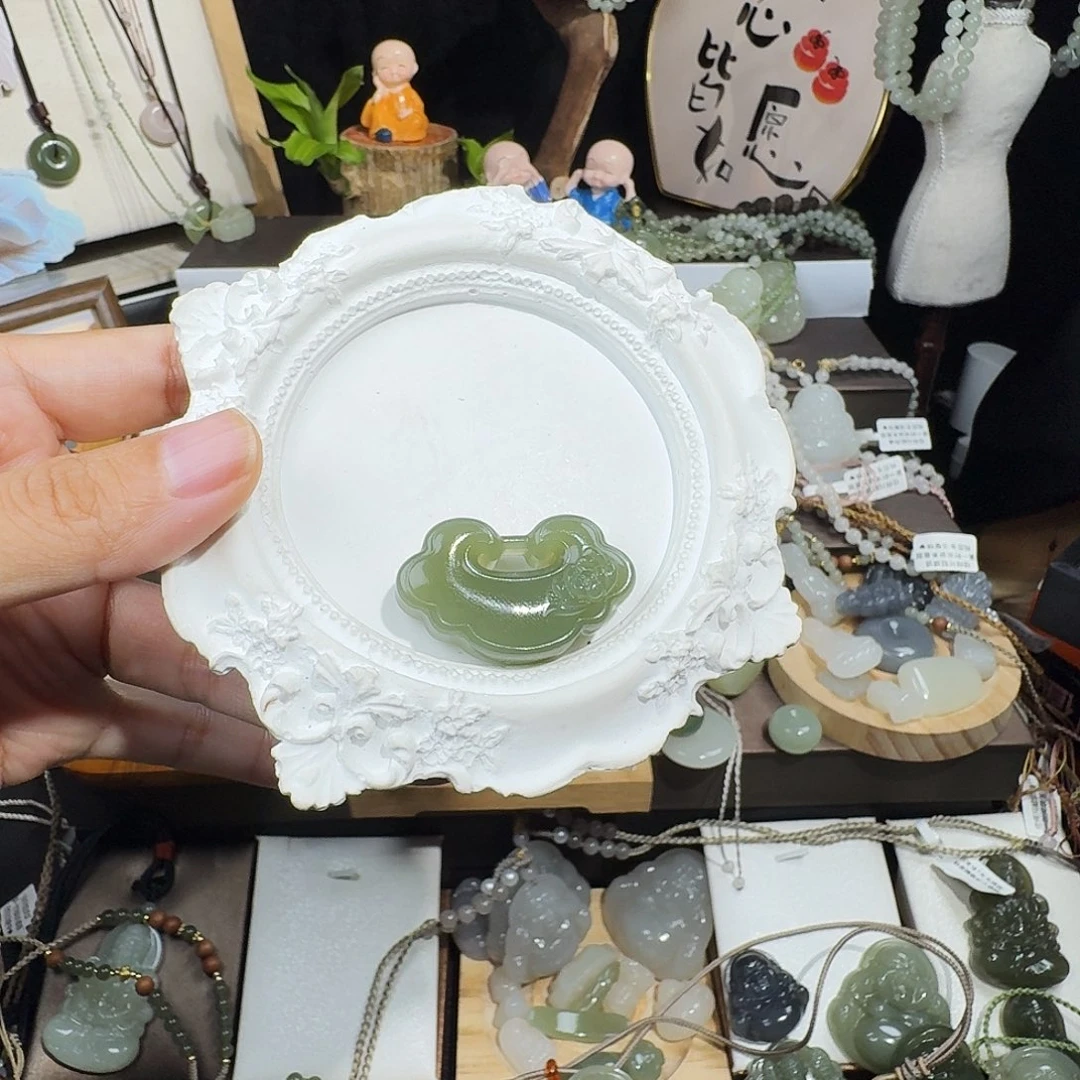 筒***拉和田玉未镶嵌颈饰