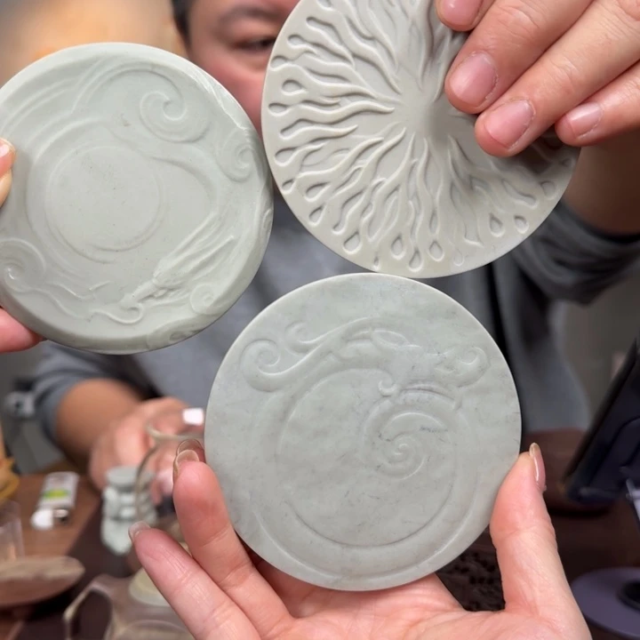 一*易福利瓷白料隐龙玉猪龙火焰纹杯托