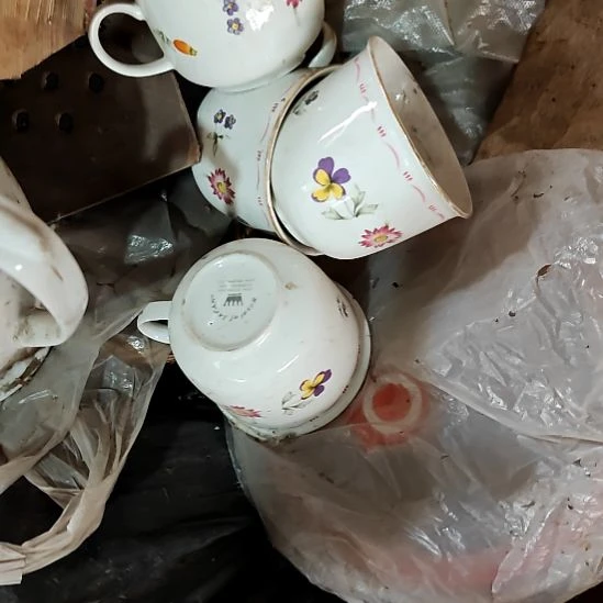 绿泥盘子碗茶壶啥都有