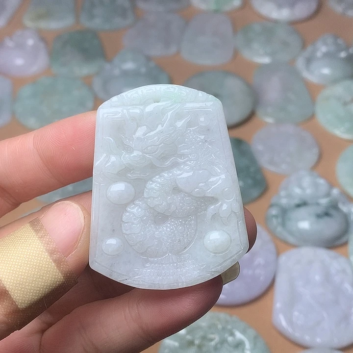 翡翠未镶嵌颈饰龙牌
