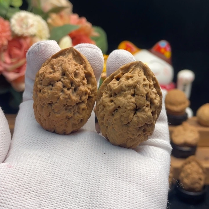 文玩核桃把件云南铁核桃，绣花鞋45