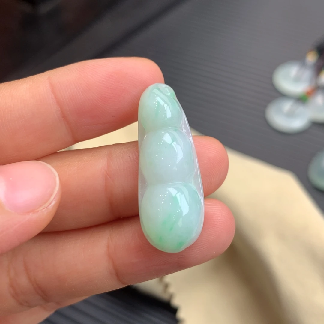 翡翠未镶嵌颈饰32-12-5.5