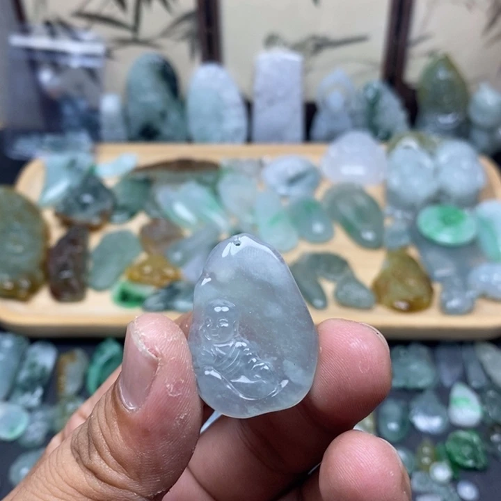 翡翠未镶嵌颈饰小和尚