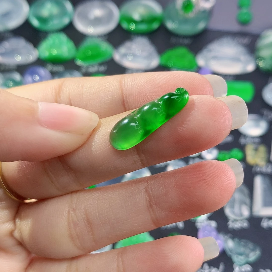 【闪购商品】翡翠颈饰未镶嵌绿豆子