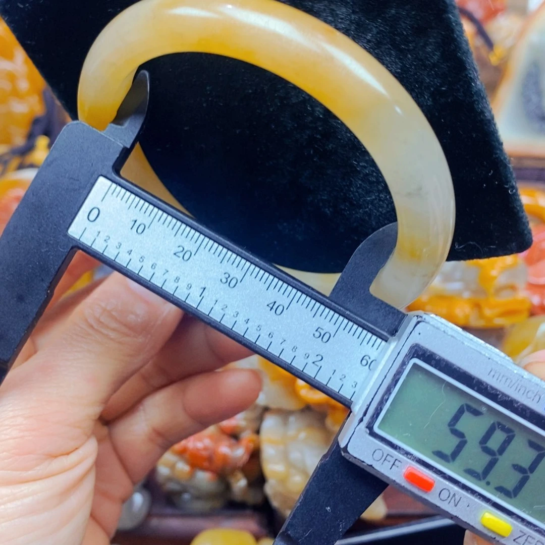 未镶嵌石英质玉（黄龙玉）颈饰