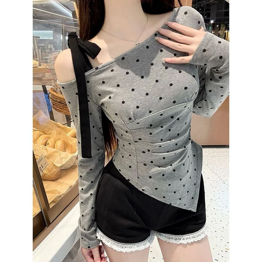灰色甜辣斜肩波点露肩长袖T恤女春不规则褶皱收腰别致打底衫上衣