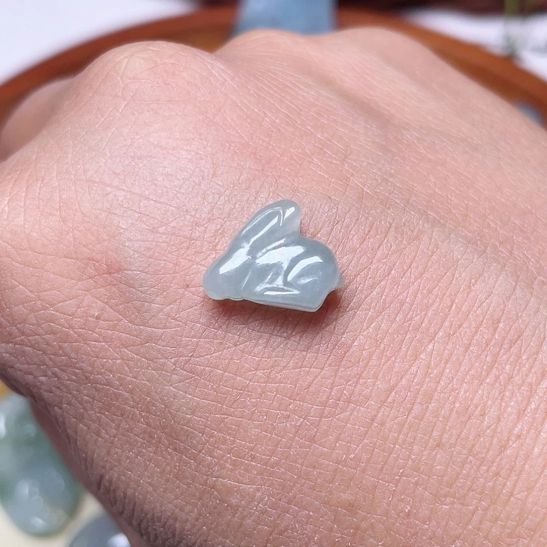 颈饰未镶嵌翡翠兔子