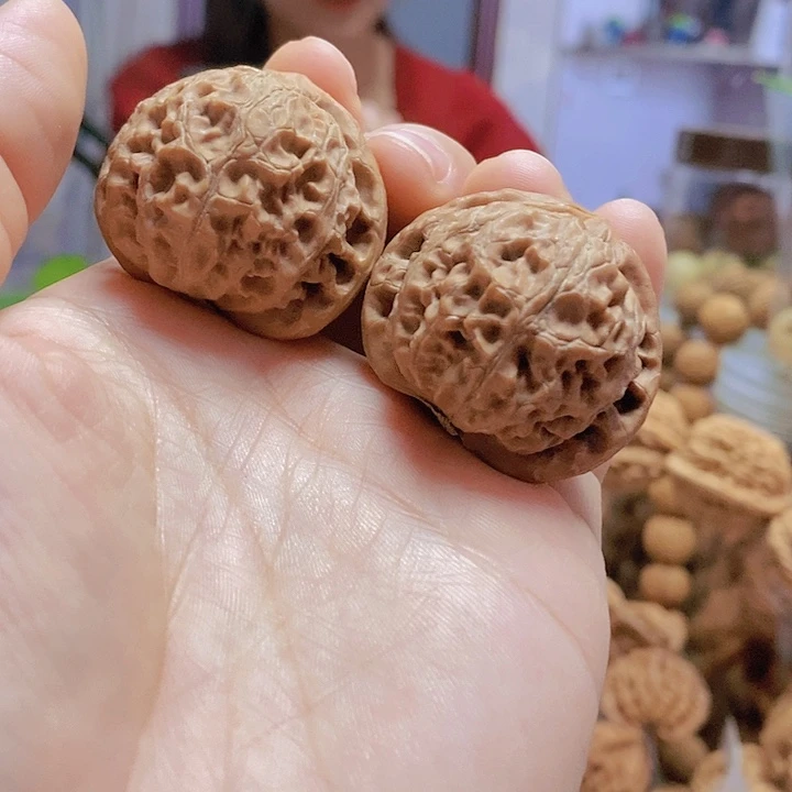 【闪购商品】文玩核桃把件36宫灯红皮