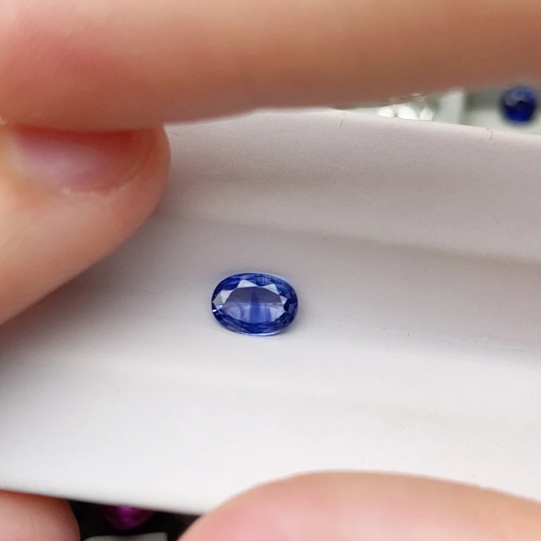 蓝宝石裸石未镶嵌通透椭圆形0.55ct/1153号