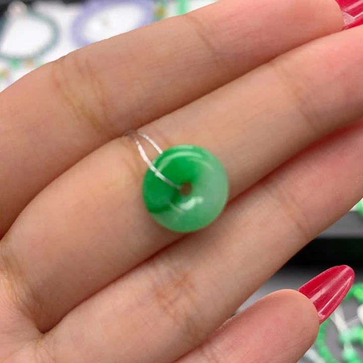 翡翠手镯未镶嵌翡翠