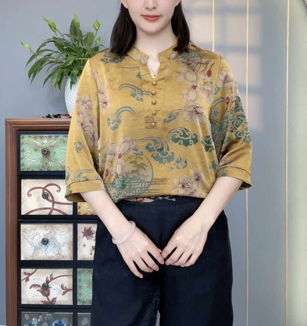 云开明月2025夏季休闲风立领纽扣时尚中老年女装V领薄款修身碎花