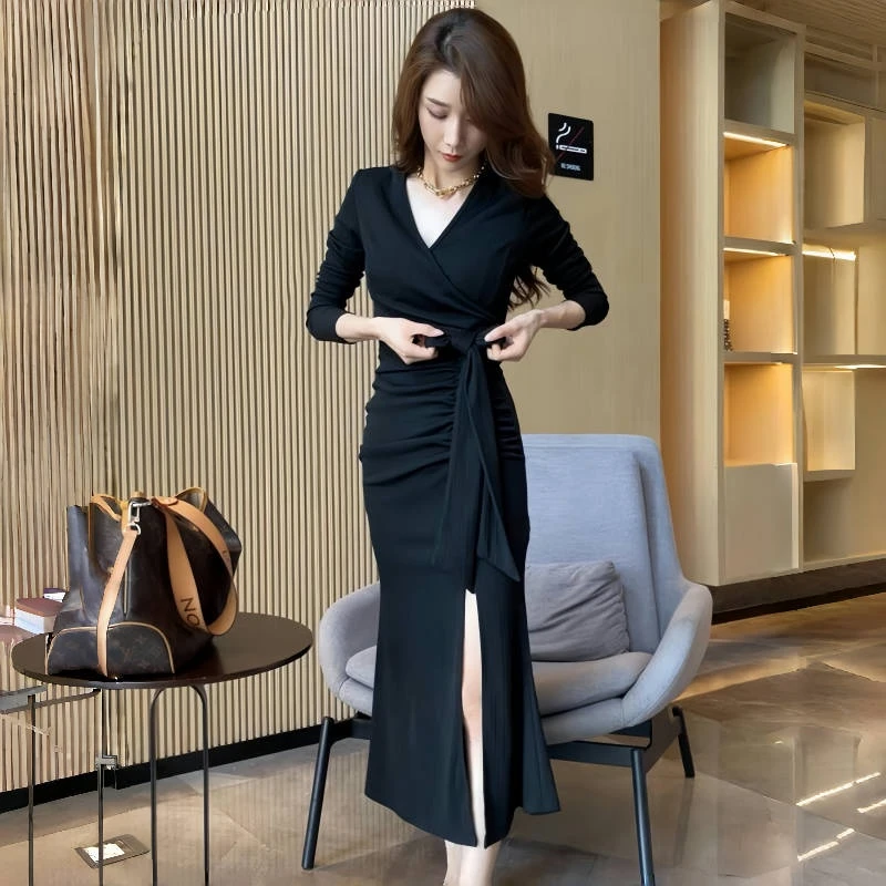赫本风黑色绑带连衣裙女2025秋季新款设计感收腰显瘦开叉包臀长裙