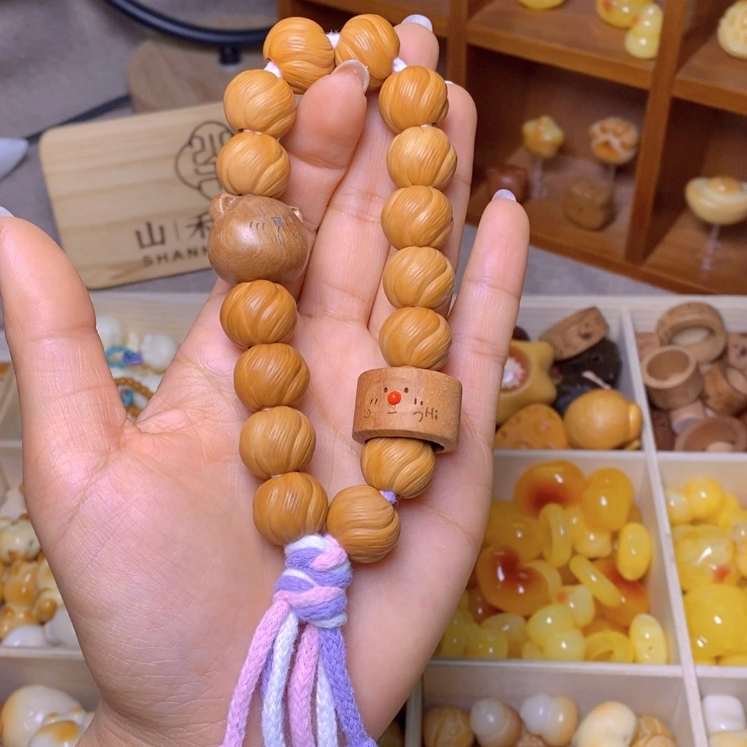 吊坠猴头核桃虾球卷卷酥手持