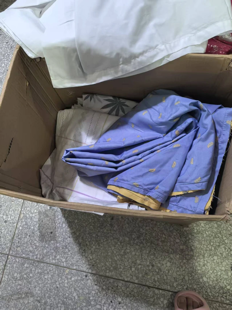 《厚广家》3楼180×200杂款无拉链化纤被套 发1张，不挑款