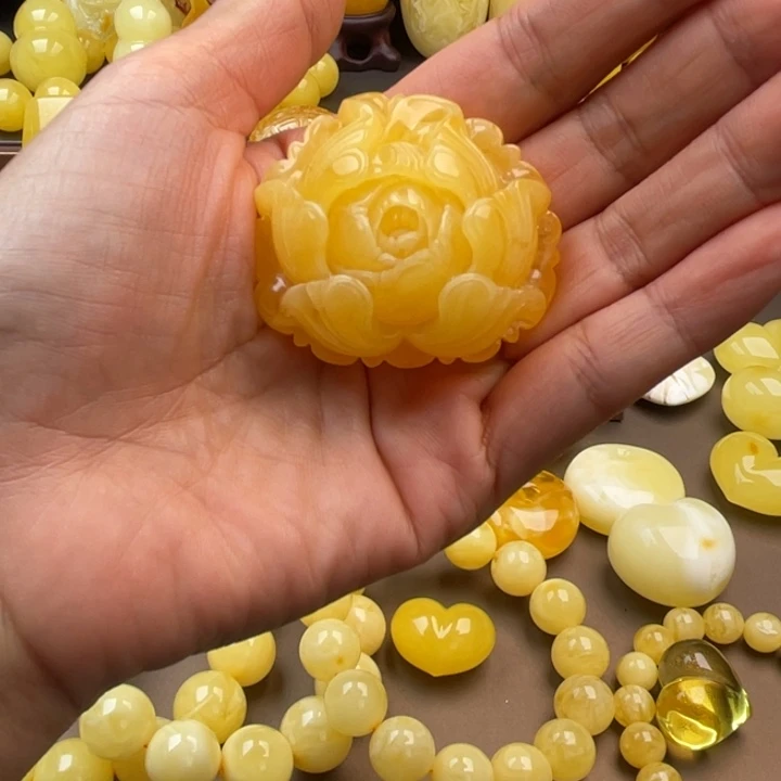 琥珀未镶嵌颈饰蜜蜡