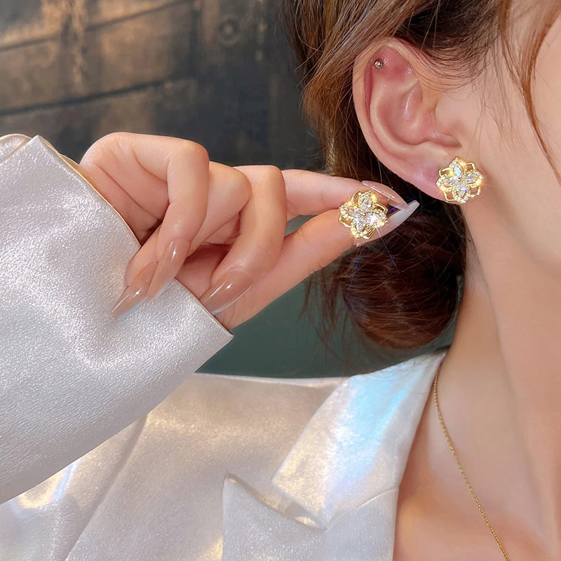 钛钢耳饰 旋转四叶花时尚轻奢耳钉E-23