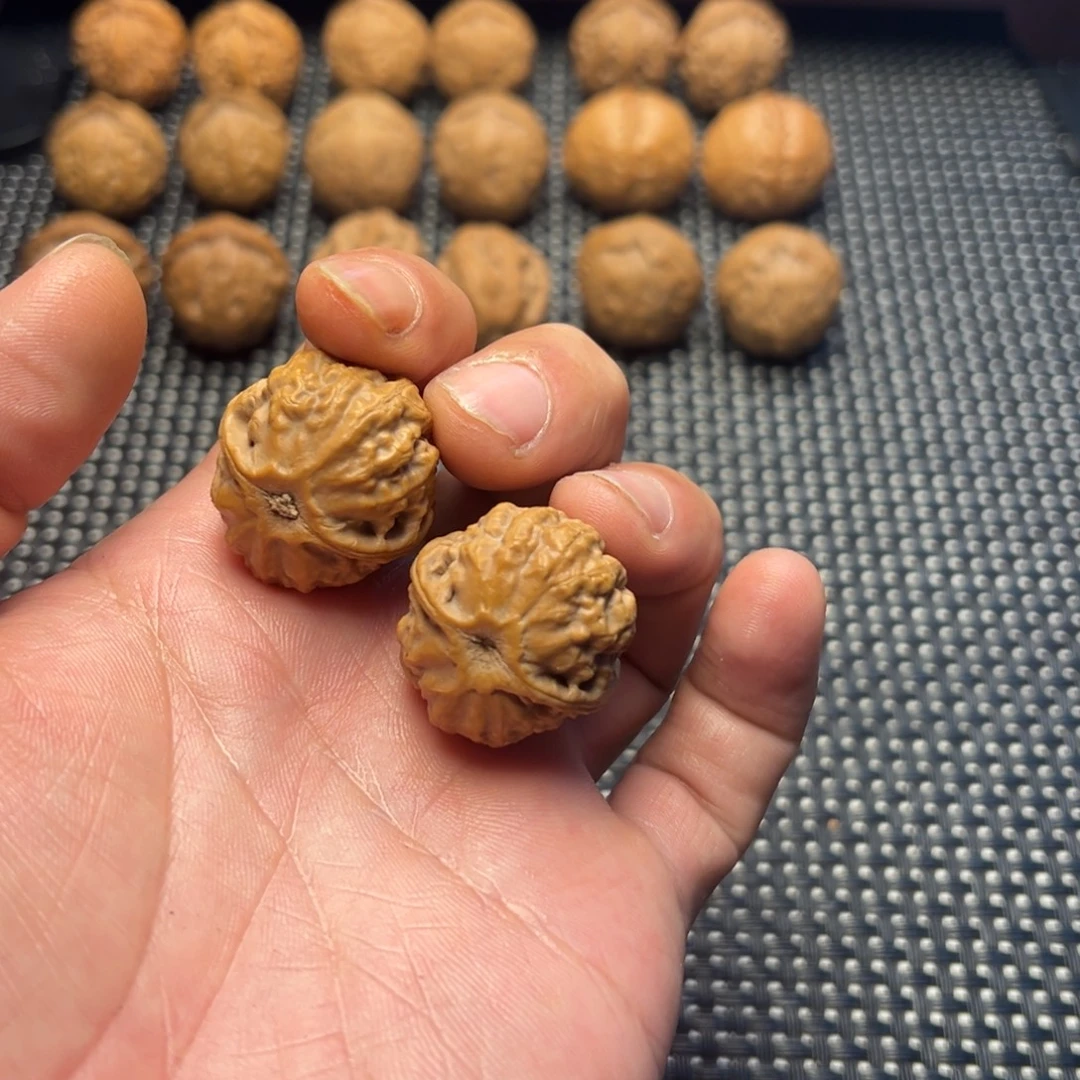 文玩核桃把件金钱底八棱