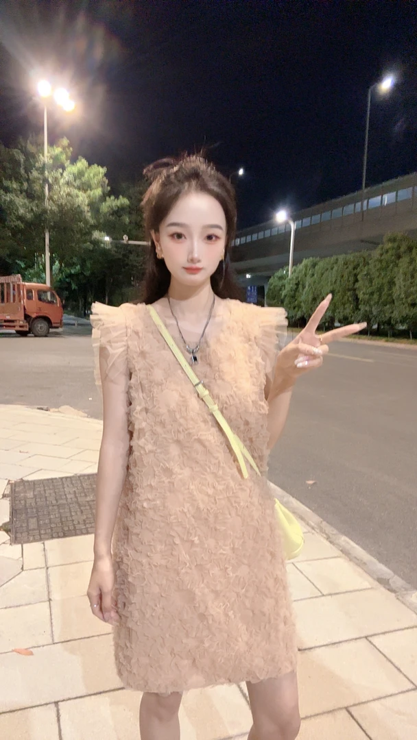 修身显瘦设计感小众短裙子重工花瓣蕾丝拼接连衣裙女夏季新款