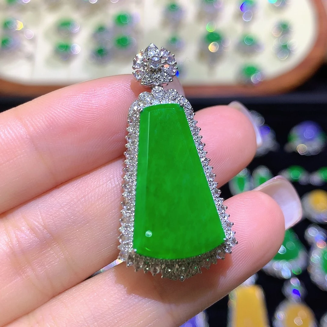 翡翠18K金镶嵌颈饰高冰满绿无事牌一刀切