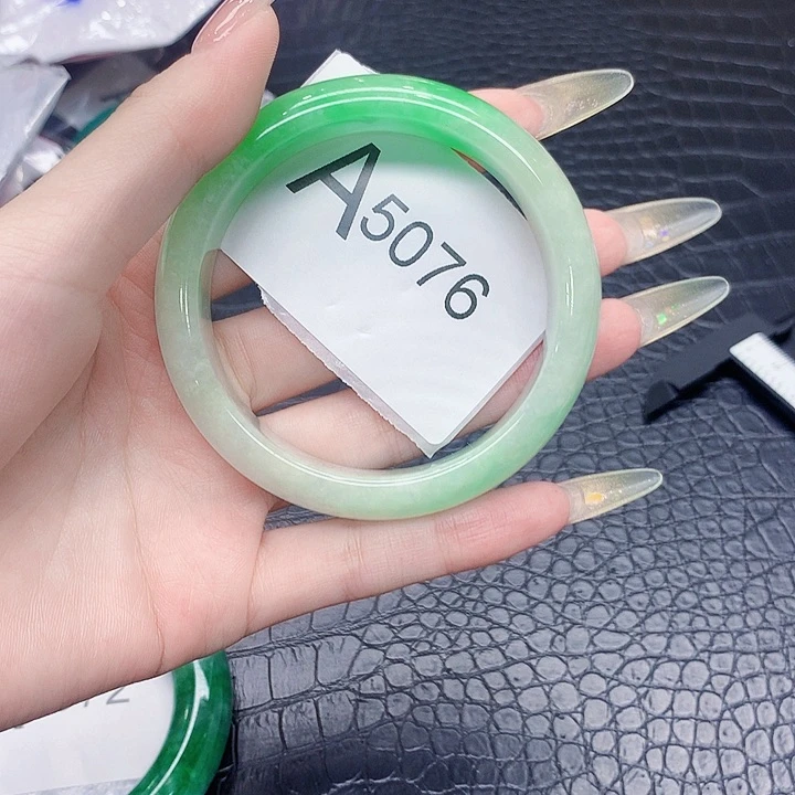 翡翠手镯未镶嵌默认微瑕