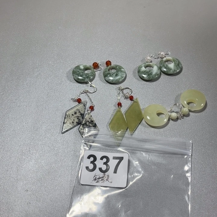 蛇纹石玉未镶嵌天然岫玉耳饰怀**兔