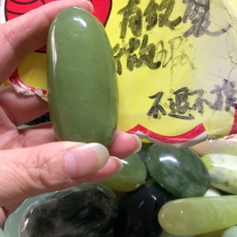萝***菜蛇纹石玉未镶嵌手把件
