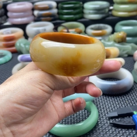 石英岩玉未镶嵌手镯